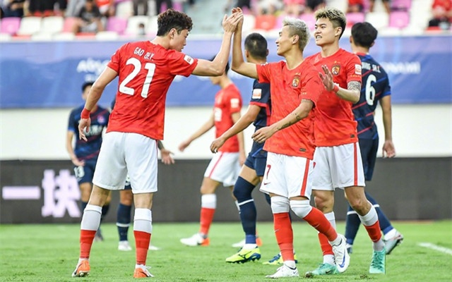 欧冠赛程吃紧，广州队加时末段状态回暖，球迷炸锅，轮换策略成焦点